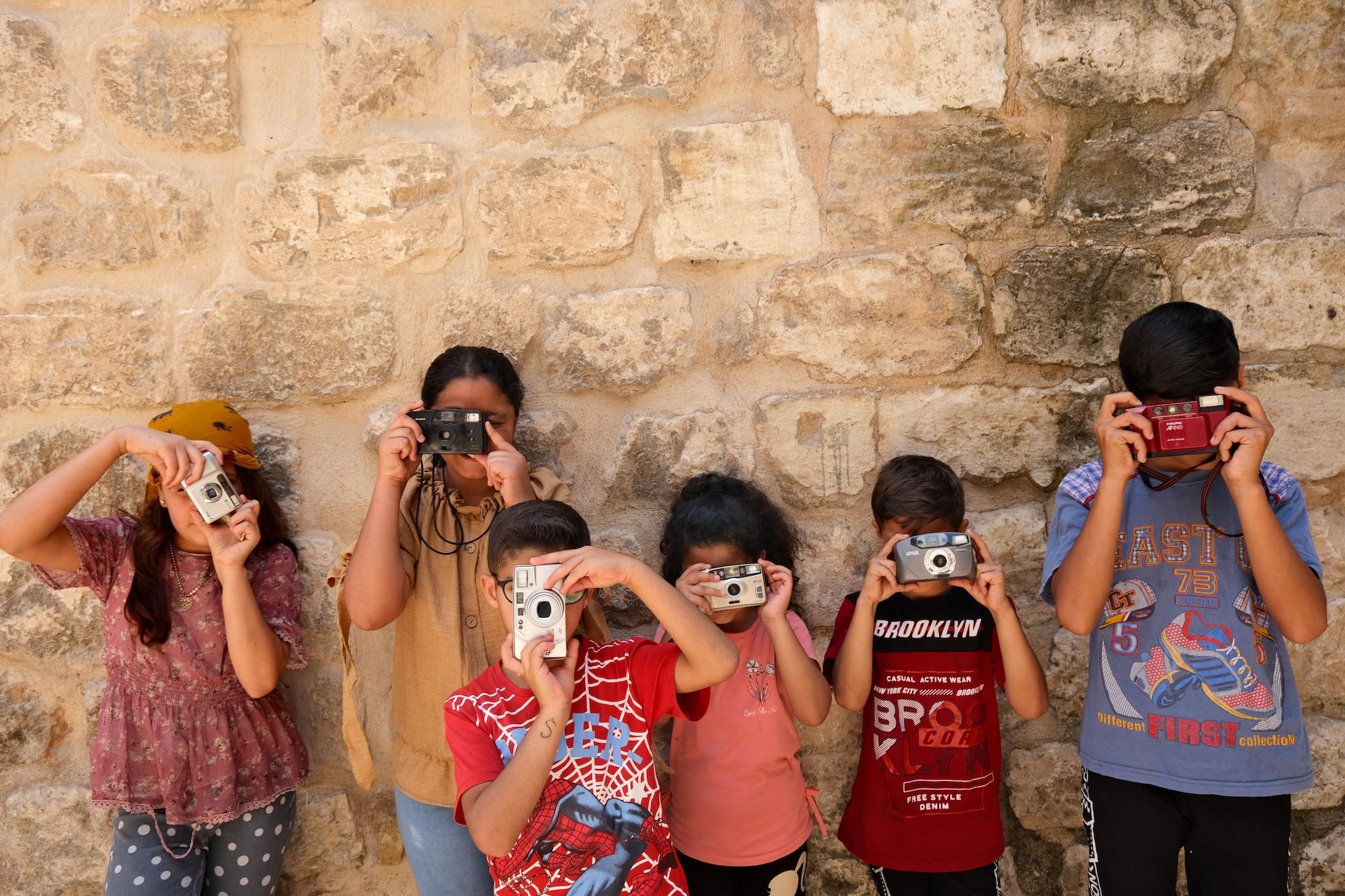 Yerlerinden edilmiş çocukların objektifinden: Fotohane Darkroom